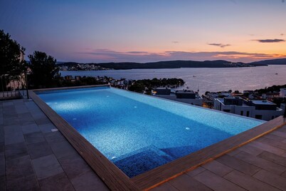 Large villa, stunning view, walking distance down town Trogir, 20 person+ event