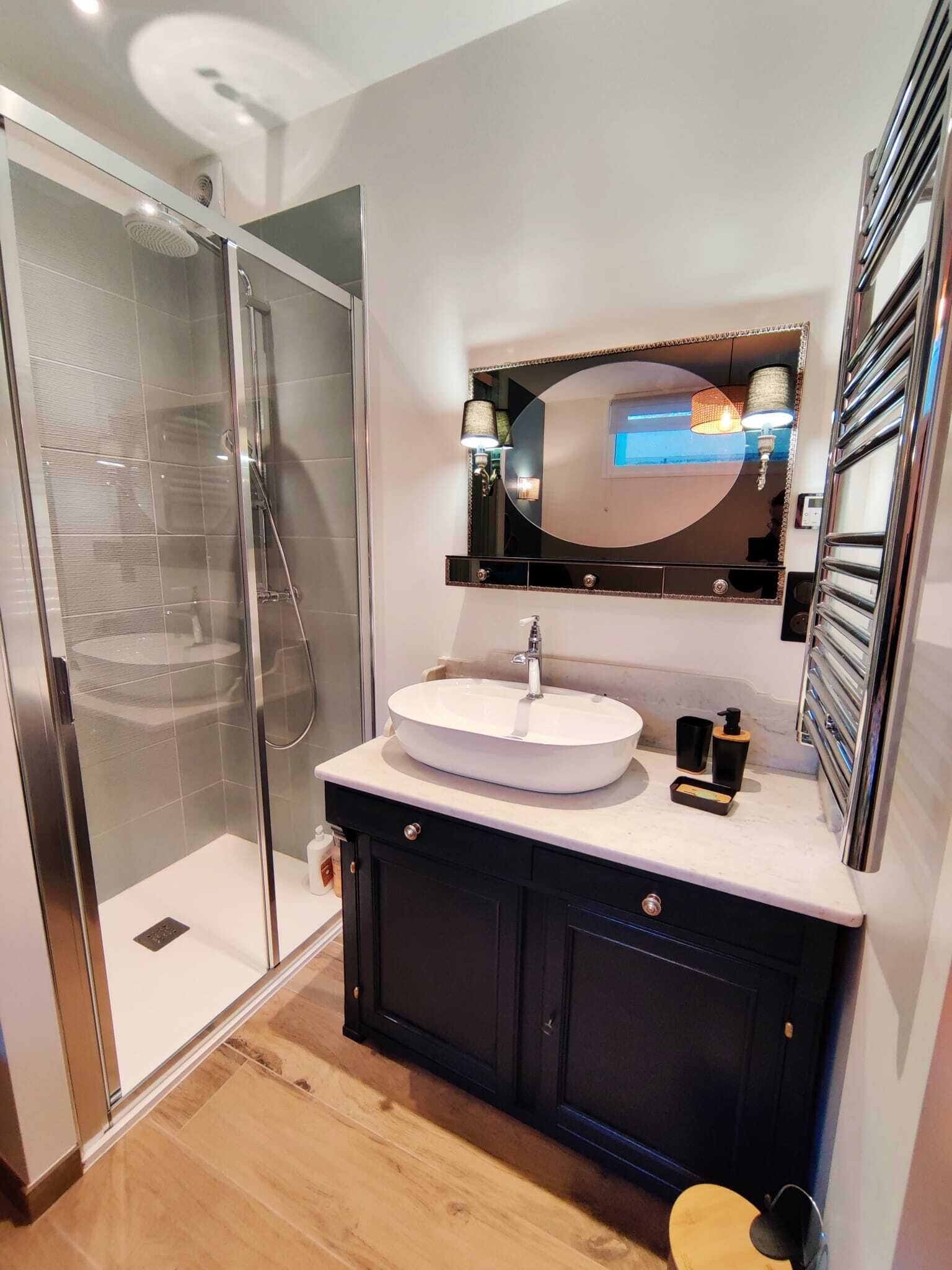 Douche, articles de toilette écologiques, sèche-cheveux, savon