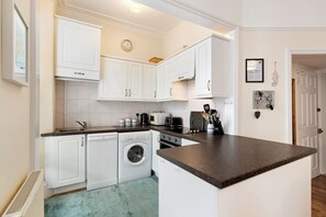 Kjøleskap, mikrobølgeovn, ovn og oppvaskmaskin