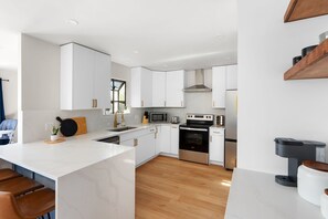 Electric kettle - Charming Modern Retreat in Austin (Austin)