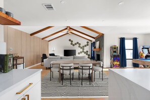 TV - Charming Modern Retreat in Austin (Austin)