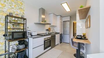 Een koelkast, een magnetron, een oven, een vaatwasser