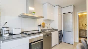 Een koelkast, een magnetron, een oven, een vaatwasser