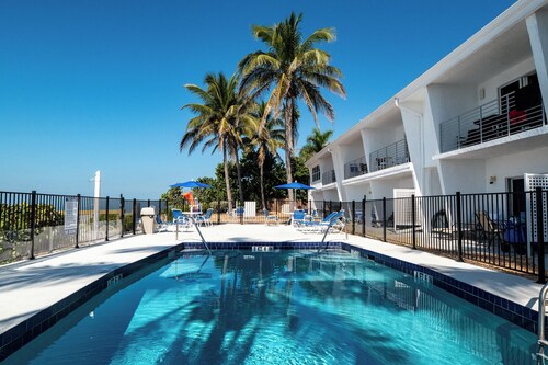 Beachfront- Longboat Key efficiency condo w/ king size bed, steps to sand.