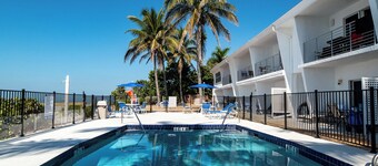 Beachfront- Longboat Key efficiency condo w/ king size bed, steps to sand.