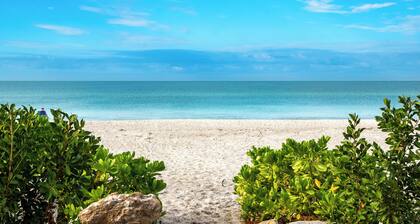 Beachfront- Longboat Key efficiency condo w/ king size bed, steps to sand.