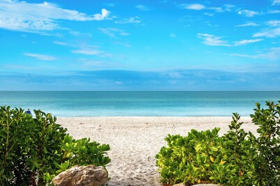 Beachfront- Longboat Key efficiency condo w/ king size bed, steps to sand.