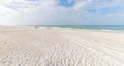 Charming 1-bedroom, beachfront condo in serene Longboat Key with WiFi, AC