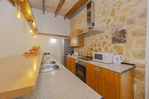 Fridge, microwave, oven, dishwasher - Villa Marilen (Alcúdia)