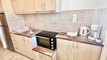 Fridge, oven, stovetop, coffee/tea maker