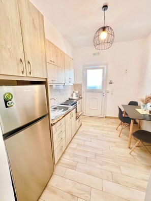 Réfrigérateur, four, plaque de cuisson, cafetière/bouilloire