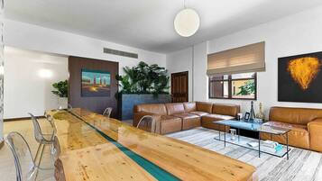 Apartment, 2 Bedrooms, Patio, Garden View | Dining room