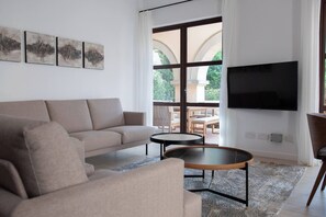 Apartment, 1 Bedroom, Patio, Garden View | Living room