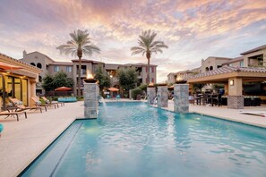 Outdoor pool - Pure Suites Chandler 2 Bed Pool Gym Spa EV (Chandler)