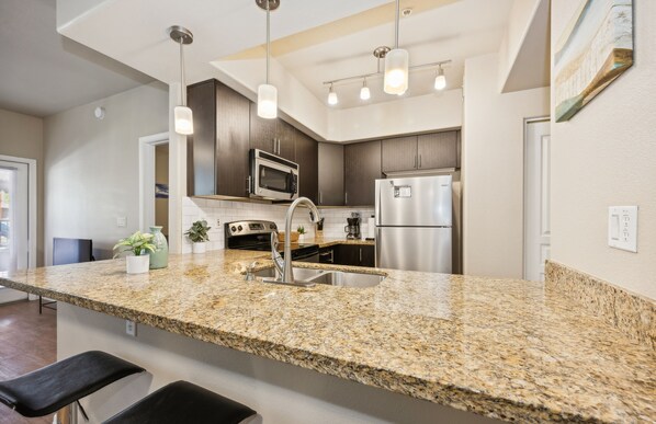 Fridge, microwave, oven, stovetop - Pure Suites Chandler 2 Bed Pool Gym Spa EV (Chandler)