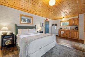 1 bedroom, iron/ironing board, WiFi, bed sheets - The Blue Bird Cabin (Keystone)