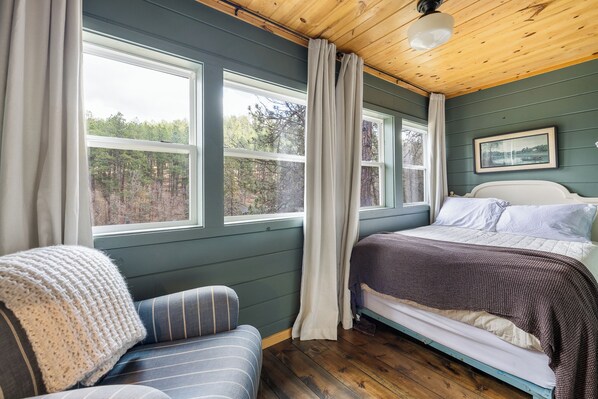 1 bedroom, iron/ironing board, WiFi, bed sheets - The Blue Bird Cabin (Keystone)