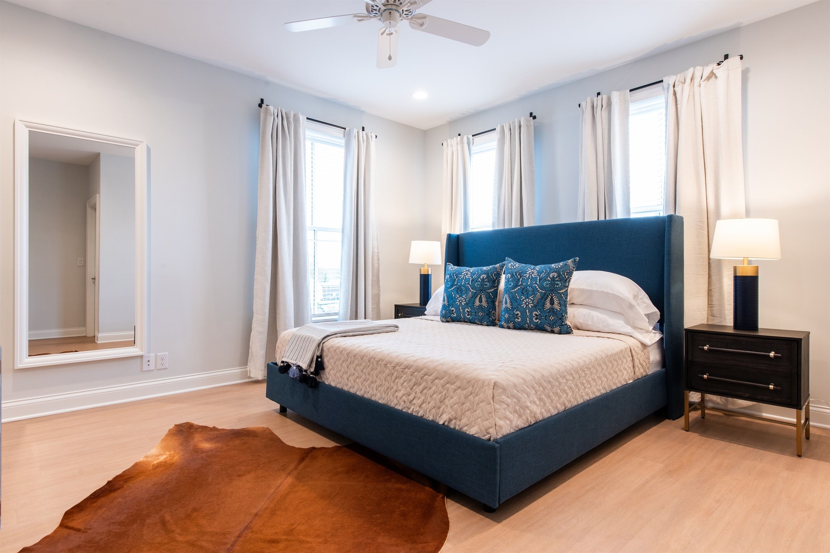 3 soverom, skrivebord, strykejern/-brett og reiseseng for barn