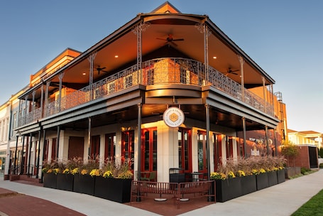 外観. Pet-Friendly Manor on Bourbon Trail, Pools, Golf Local Dining, Fully Loaded