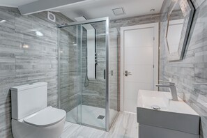 Douche, sèche-cheveux, bidet, serviettes fournies