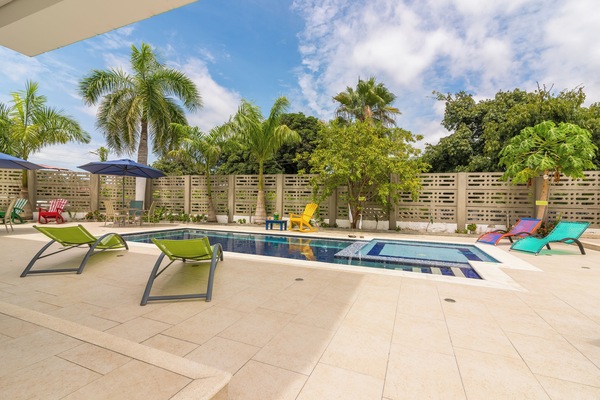 Una piscina al aire libre