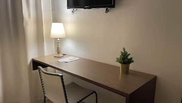Superior kamer | Een bureau, beddengoed
