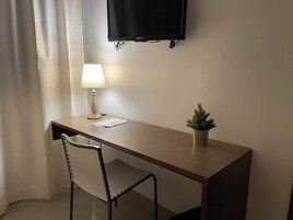 Escritorio y ropa de cama 