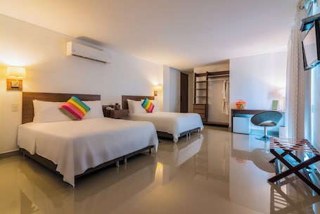 Superior Room | Desk, bed sheets