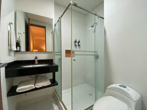 Superior Room | Bathroom | Shower, soap, shampoo, toilet paper - Hotel Soleira (Tolú)