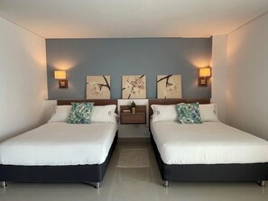 Deluxe Room | Desk, bed sheets - Hotel Soleira (Tolú)