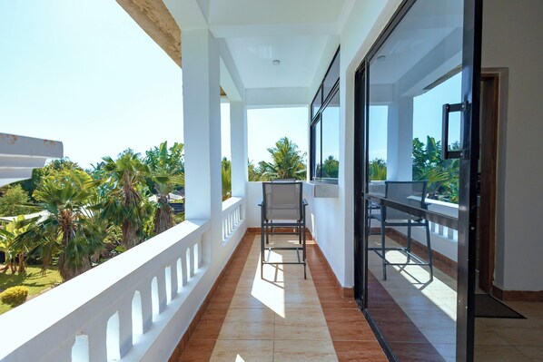 Superior appartement, balkon, uitzicht op zwembad | Balkon