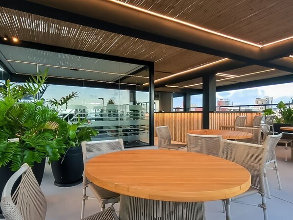 Outdoor dining - Studio with Balcony bed Queen (João Pessoa)