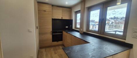 Réfrigérateur, micro-ondes, four, lave-vaisselle