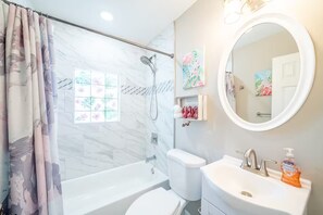 Douche, séchoir à cheveux, serviettes fournies, savon