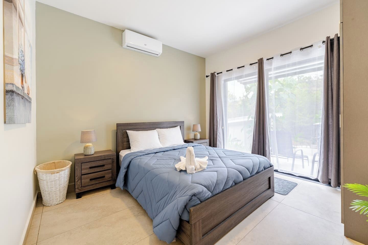 3 bedrooms, travel cot, free WiFi, bed sheets