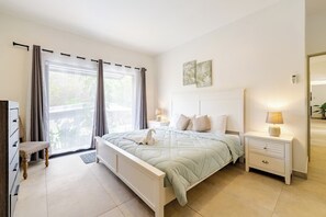 3 bedrooms, travel cot, free WiFi, bed sheets - Casa Meraki beach home w/ private pool - few minutes to the beach and town (Coco)