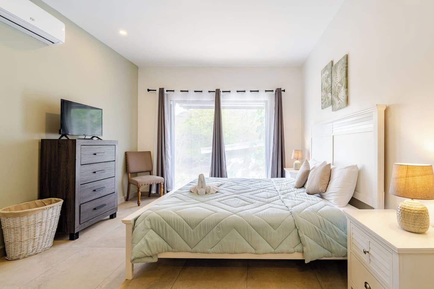 3 bedrooms, travel crib, free WiFi, bed sheets