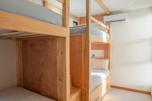 3 bedrooms, travel cot, free WiFi, bed sheets