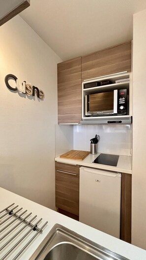 Jääkaappi, mikroaaltouuni, astianpesukone, kahvin-/teenkeitin