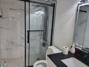 Dusj, hårføner, håndklær og såpe