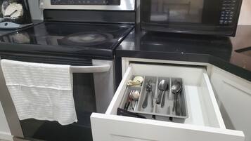 Micro-ondas, fogão, cooktop, cafeteira/chaleira