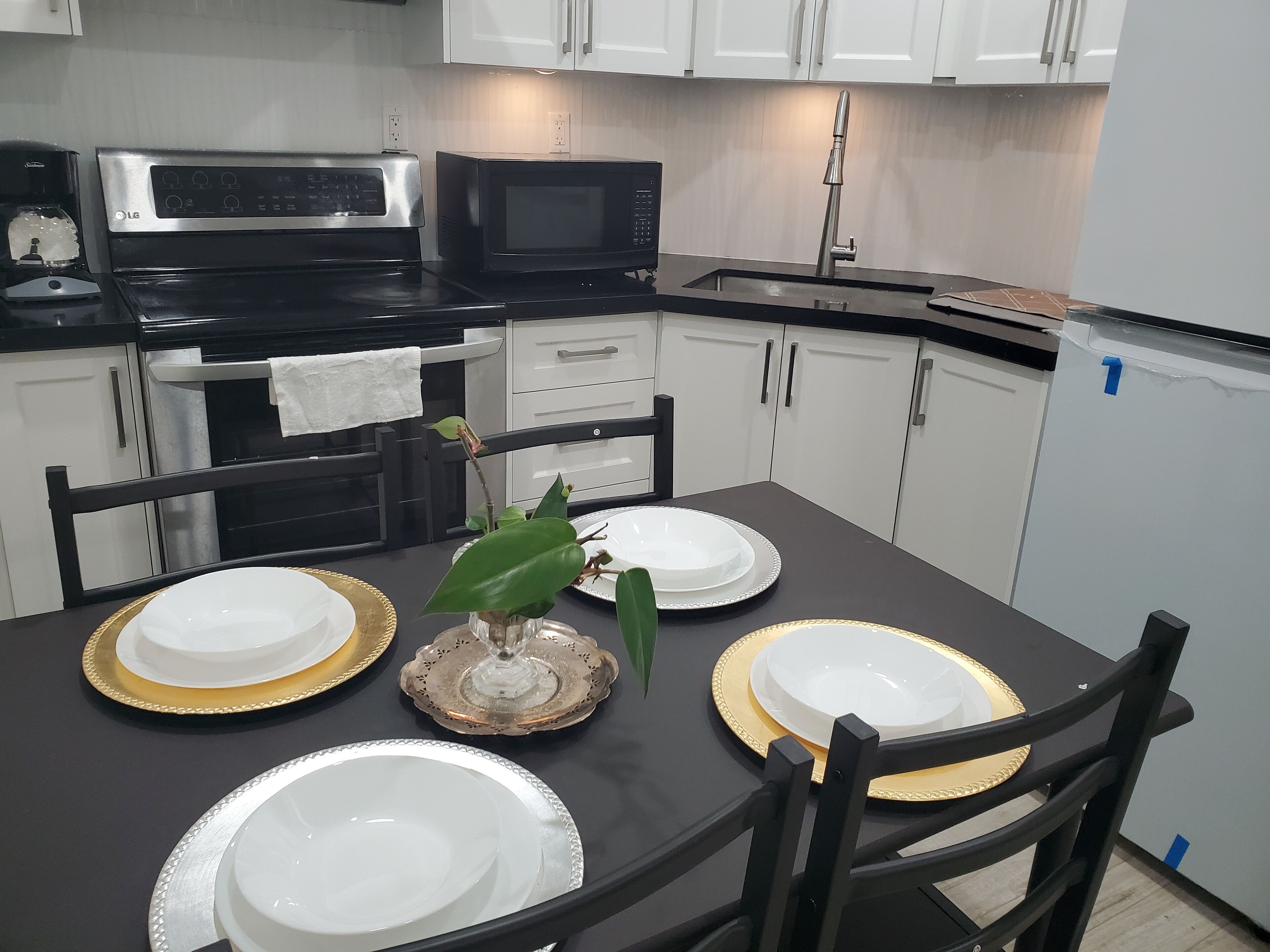 Micro-ondes, four, plaque de cuisson, cafetière/bouilloire