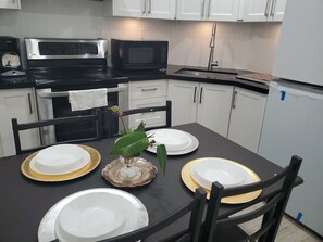 Micro-ondes, four, plaque de cuisson, cafetière/bouilloire