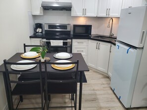 Microondas, horno, placa de cocina y cafetera o tetera