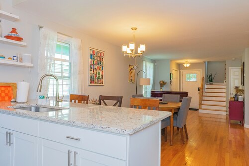 Trendy West-End Home w/piano Hospital Neighborhood