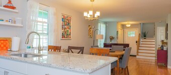 Trendy West-End Home w/piano Hospital Neighborhood