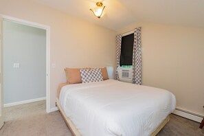 2 bedrooms, desk, iron/ironing board, WiFi