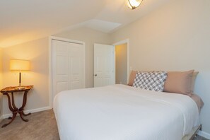 2 bedrooms, desk, iron/ironing board, WiFi