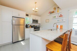 ثلاجة، ميكروويف، فرن، موقد طهي مسطح