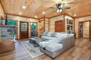 Smart TV, chimenea, estéreo